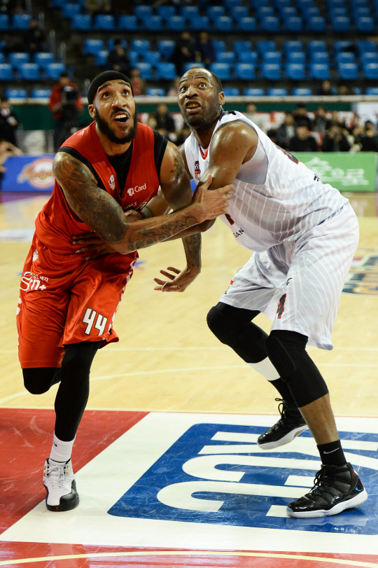 29일 서울 잠실학생체육관에서 열린 SK 나이츠와 KT 소닉붐과의 경기에서 SK 심스(왼쪽)와 힐이 리바운드를 다투고 있다. 사진=KBL 제공